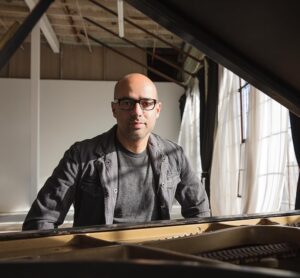 Bobby Tahouri. Compositor de la Banda Sonora de Rise of the Tomb Raider.